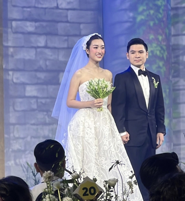 Toàn cảnh hôn lễ Hoa hậu Đỗ Mỹ Linh và chồng doanh nhân: Dàn mỹ nhân đổ bộ, Lương Thùy Linh bắt được hoa cưới  - Ảnh 7.