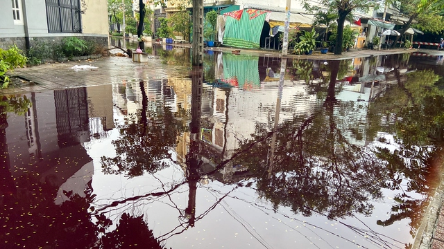 Sau cơn mưa, khu dân cư ở TP.HCM bị ngập nước có màu đỏ bất thường  - Ảnh 5.