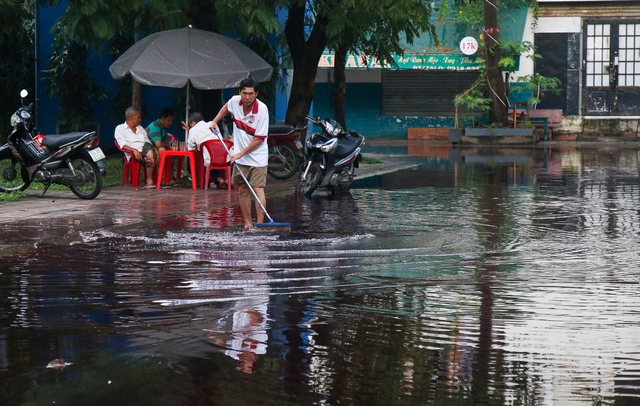Sau cơn mưa, khu dân cư ở TP.HCM bị ngập nước có màu đỏ bất thường  - Ảnh 8.