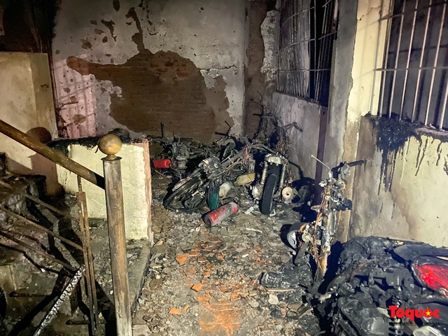 Hà Nội: Cháy chung cư mini, cảnh sát PCCC giải cứu thành công 11 người - Ảnh 8.