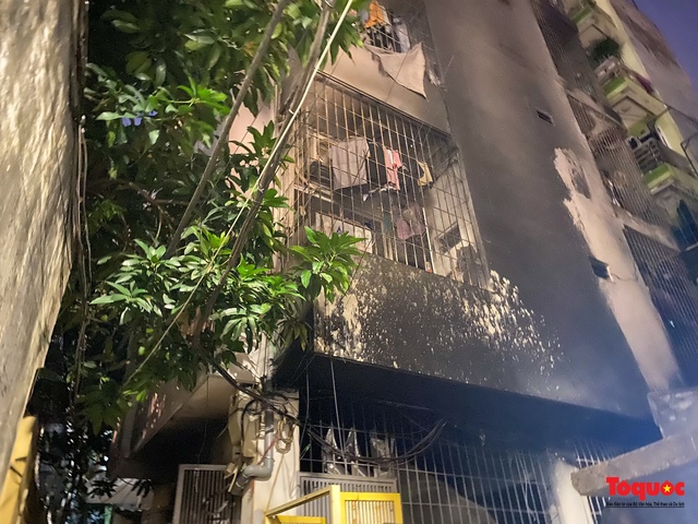 Hà Nội: Cháy chung cư mini, cảnh sát PCCC giải cứu thành công 11 người - Ảnh 1.