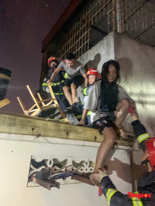 Hà Nội: Cháy chung cư mini, cảnh sát PCCC giải cứu thành công 11 người - Ảnh 3.