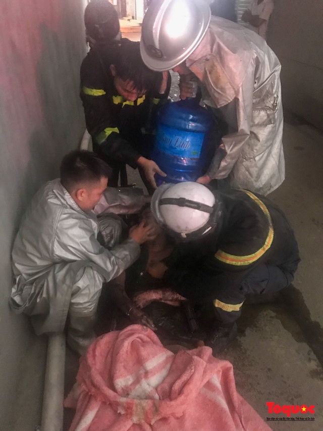 Hà Nội: Cháy chung cư mini, cảnh sát PCCC giải cứu thành công 11 người - Ảnh 6.