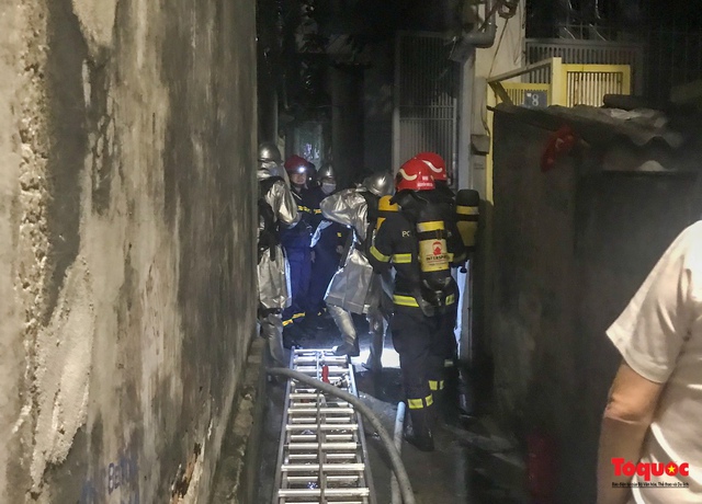 Hà Nội: Cháy chung cư mini, cảnh sát PCCC giải cứu thành công 11 người - Ảnh 2.
