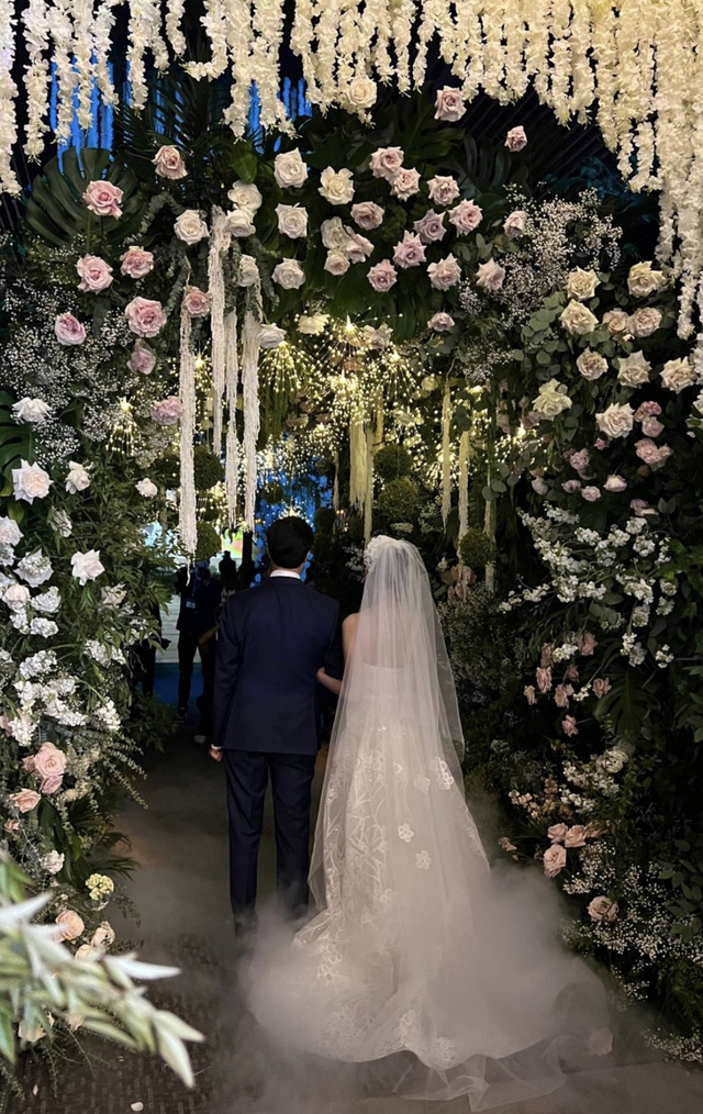 Toàn cảnh hôn lễ Hoa hậu Đỗ Mỹ Linh và chồng doanh nhân: Dàn mỹ nhân đổ bộ, Lương Thùy Linh bắt được hoa cưới  - Ảnh 5.