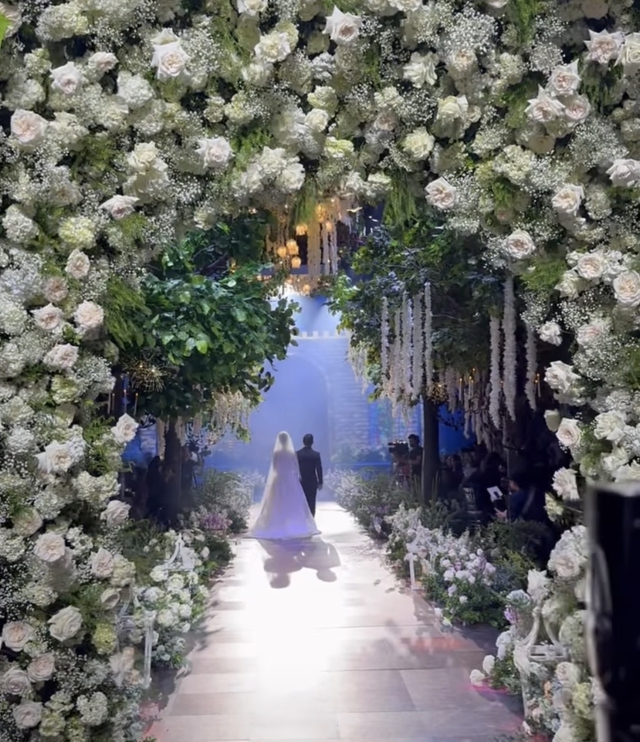 Toàn cảnh hôn lễ Hoa hậu Đỗ Mỹ Linh và chồng doanh nhân: Dàn mỹ nhân đổ bộ, Lương Thùy Linh bắt được hoa cưới  - Ảnh 4.