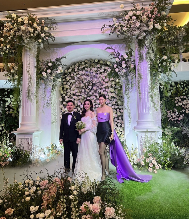 Toàn cảnh hôn lễ Hoa hậu Đỗ Mỹ Linh và chồng doanh nhân: Dàn mỹ nhân đổ bộ, Lương Thùy Linh bắt được hoa cưới  - Ảnh 12.