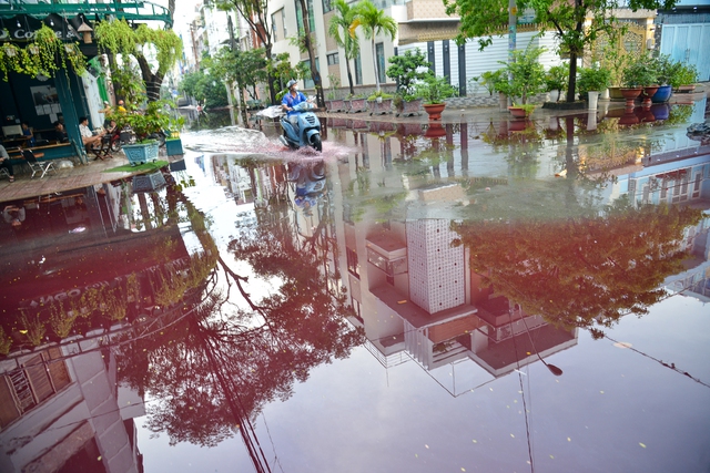 Sau cơn mưa, khu dân cư ở TP.HCM bị ngập nước có màu đỏ bất thường  - Ảnh 2.