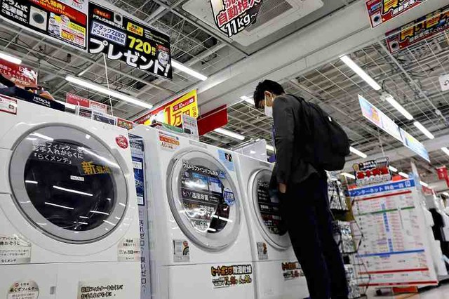 Giá cả tại Nhật tăng chóng mặt, người dân tìm tới 3-4 cửa hàng chỉ để mua mì ly rẻ, nỗi lo mùa đông ngày càng tới gần - Ảnh 2.