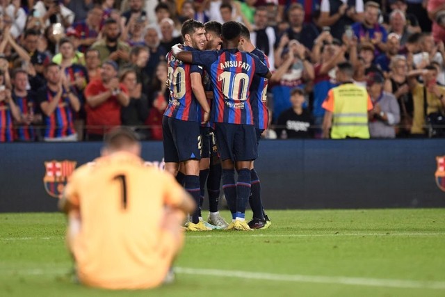 &quot;Kép phụ&quot; tỏa sáng, Barca thắng đậm để bám sát Real - Ảnh 3.