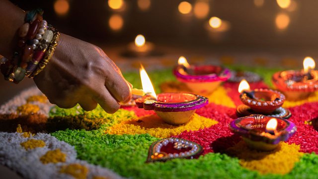 Lễ hội ánh sáng Diwali lan tỏa văn hóa Ấn Độ trên khắp thế giới - Ảnh 1.