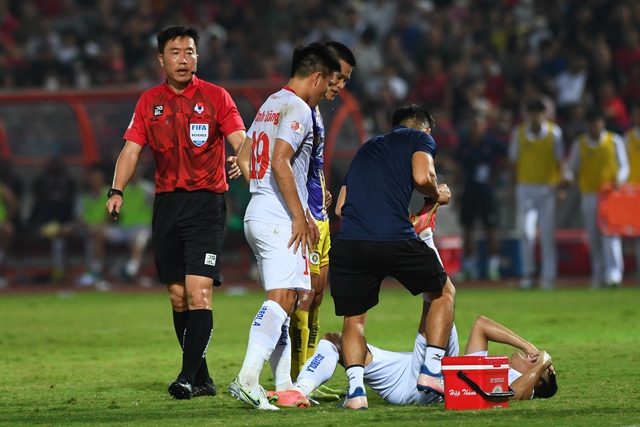 Trọng tài Hàn Quốc sốt ruột với cách &quot;giảm nhịp độ trận đấu&quot; của đội ngũ y tế sân Lạch Tray  - Ảnh 7.