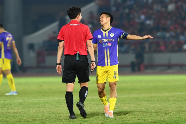 Trọng tài Hàn Quốc sốt ruột với cách &quot;giảm nhịp độ trận đấu&quot; của đội ngũ y tế sân Lạch Tray  - Ảnh 9.