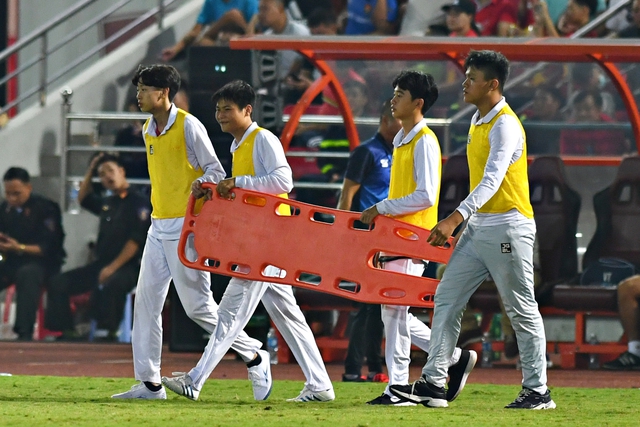 Trọng tài Hàn Quốc sốt ruột với cách &quot;giảm nhịp độ trận đấu&quot; của đội ngũ y tế sân Lạch Tray  - Ảnh 5.