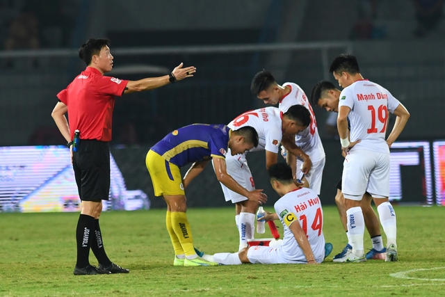 Trọng tài Hàn Quốc sốt ruột với cách &quot;giảm nhịp độ trận đấu&quot; của đội ngũ y tế sân Lạch Tray  - Ảnh 3.