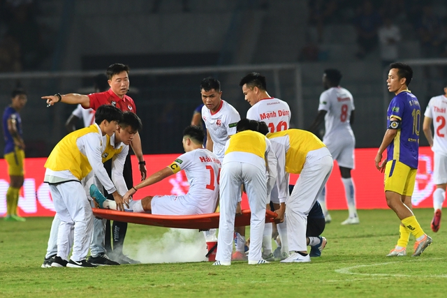 Trọng tài Hàn Quốc sốt ruột với cách &quot;giảm nhịp độ trận đấu&quot; của đội ngũ y tế sân Lạch Tray  - Ảnh 6.