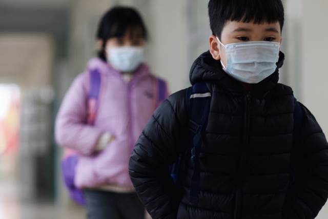 Từ chuyện phụ huynh tranh cãi có nên lùi giờ vào lớp: "Đừng để áp lực học hành lấy mất tuổi thơ con" - Ảnh 4.