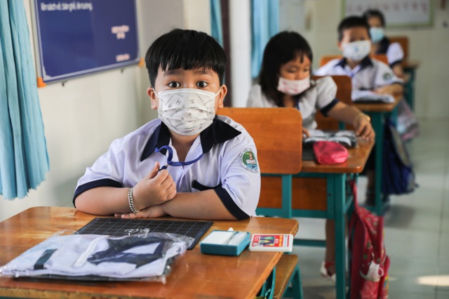 Từ chuyện phụ huynh tranh cãi có nên lùi giờ vào lớp: "Đừng để áp lực học hành lấy mất tuổi thơ con" - Ảnh 6.