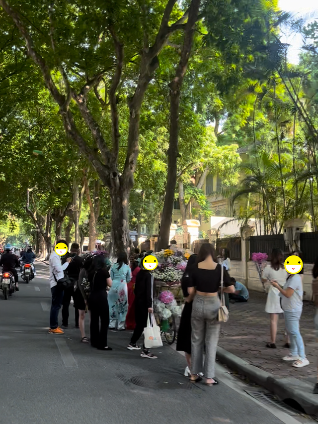 Bất chấp nguy hiểm, nhiều người trẻ tràn xuống lòng đường Phan Đình Phùng để chụp ảnh - Ảnh 4.