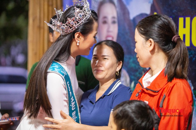 Tân Hoa hậu Biển đảo Việt Nam 2022 tặng quà cho bà con quê hương - Ảnh 5.