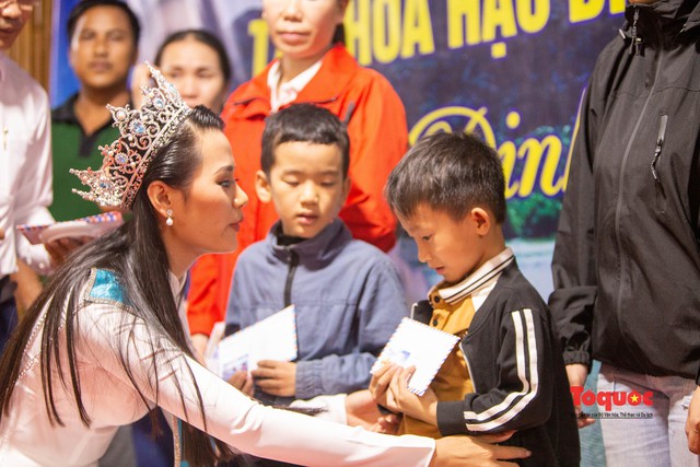 Tân Hoa hậu Biển đảo Việt Nam 2022 tặng quà cho bà con quê hương - Ảnh 6.