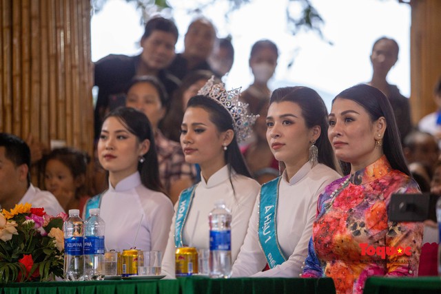 Tân Hoa hậu Biển đảo Việt Nam 2022 tặng quà cho bà con quê hương - Ảnh 2.