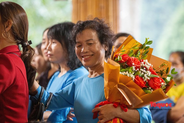 Tân Hoa hậu Biển đảo Việt Nam 2022 tặng quà cho bà con quê hương - Ảnh 4.