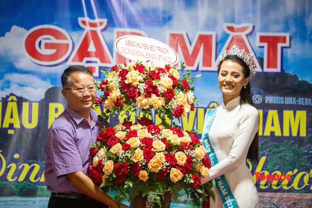 Tân Hoa hậu Biển đảo Việt Nam 2022 tặng quà cho bà con quê hương - Ảnh 3.