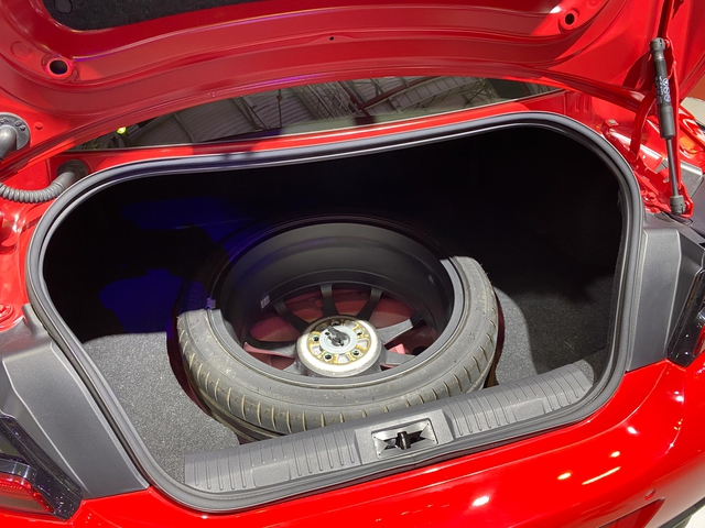 Những chi tiết khó tin trên ô tô tại VMS 2022: Ngăn chứa giày, thùng đá chuyên dụng, tay lái nghịch - Ảnh 11.