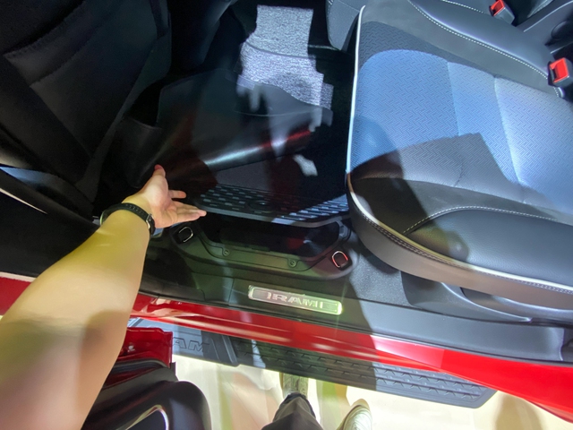 Những chi tiết khó tin trên ô tô tại VMS 2022: Ngăn chứa giày, thùng đá chuyên dụng, tay lái nghịch - Ảnh 8.