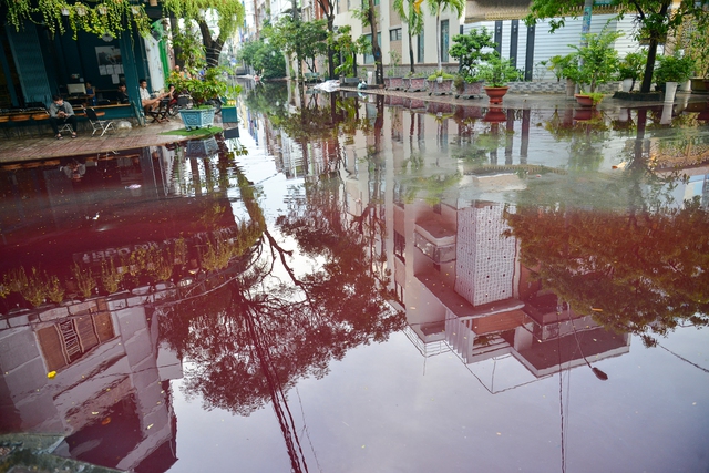 Sở Tài nguyên và Môi trường thông tin vụ nước ngập khu dân cư ở TP.HCM có màu đỏ  - Ảnh 1.