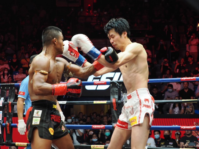 &quot;Thánh Muay&quot; Buakaw thắng thuyết phục đối thủ nhiều duyên nợ Yoshihiro Sato - Ảnh 2.