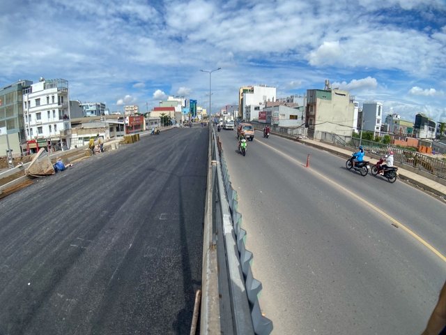 Cận cảnh cầu nối 2 quận sắp thông xe, sẵn sàng xoá ùn tắc cửa ngõ Tây Bắc TP.HCM  - Ảnh 1.