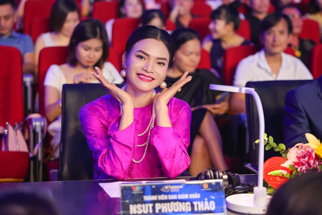 Phong cách ấn tượng của ca sĩ Phạm Phương Thảo khi ngồi &quot;ghế nóng&quot; Sao Mai 2022 - Ảnh 3.