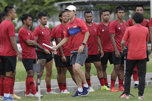 Bóng đá Indonesia lo lắng về án phạt, HLV Shin Tae-yong gặp khó trước AFF Cup? - Ảnh 2.