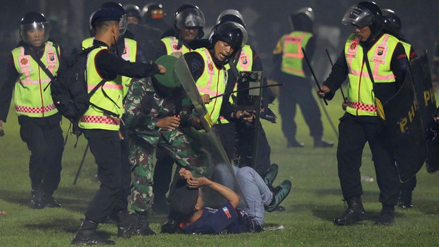 3 án phạt nặng chờ bóng đá Indonesia sau thảm kịch làm 125 người thiệt mạng - Ảnh 3.