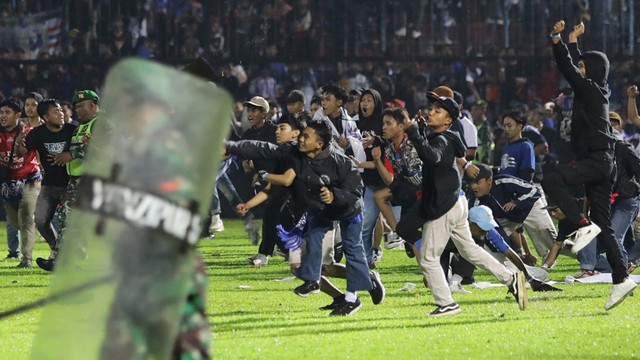 3 án phạt nặng chờ bóng đá Indonesia sau thảm kịch làm 125 người thiệt mạng - Ảnh 4.