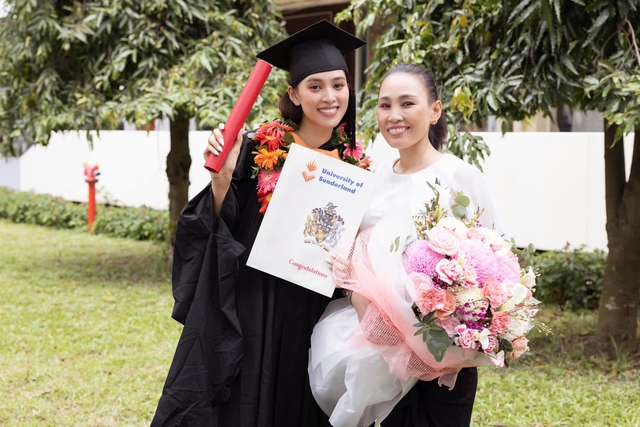 Hoa hậu Tiểu Vy rạng rỡ trong ngày tốt nghiệp đại học, ăn diện giản dị nhưng vẫn nổi bật ngời ngời - Ảnh 3.