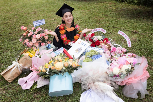 Hoa hậu Tiểu Vy rạng rỡ trong ngày tốt nghiệp đại học, ăn diện giản dị nhưng vẫn nổi bật ngời ngời - Ảnh 7.