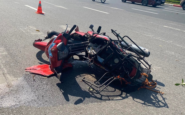 Ảnh: Hiện trường vụ siêu xe Ferrari va chạm với xe máy ở Hà Nội khiến 1 người tử vong - Ảnh 5.