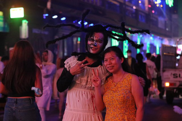 Phố đi bộ Bùi Viện và Nguyễn Huệ nhộn nhịp người hoá trang kinh dị trong đêm Halloween - Ảnh 9.