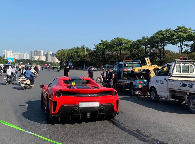 Ảnh: Hiện trường vụ siêu xe Ferrari va chạm với xe máy ở Hà Nội khiến 1 người tử vong - Ảnh 6.