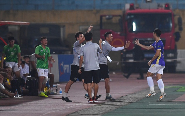 Lý do cảm động sao trẻ Hà Nội FC chạy nửa vòng sân để ăn mừng bàn thắng  - Ảnh 5.