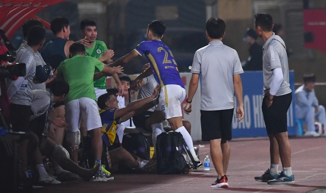Lý do cảm động sao trẻ Hà Nội FC chạy nửa vòng sân để ăn mừng bàn thắng  - Ảnh 4.