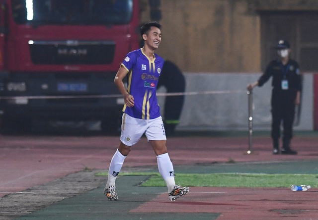 Lý do cảm động sao trẻ Hà Nội FC chạy nửa vòng sân để ăn mừng bàn thắng  - Ảnh 6.