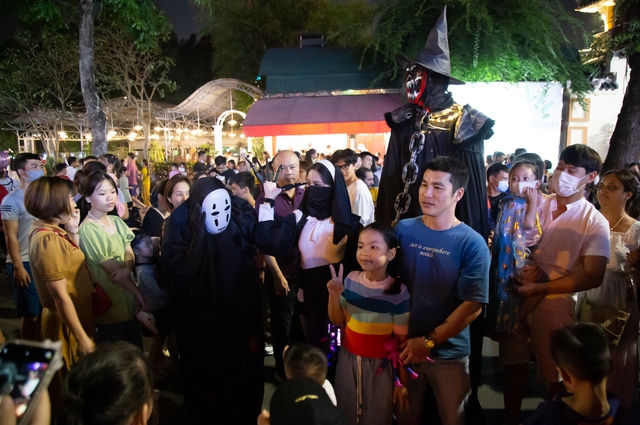 Ảnh: Đông nghịt người đổ về phố đi bộ Hà Nội chơi Halloween sớm - Ảnh 7.