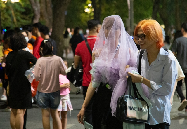 Ảnh: Đông nghịt người đổ về phố đi bộ Hà Nội chơi Halloween sớm - Ảnh 4.