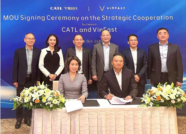 CATL và VINFAST hợp tác chiến lược toàn cầu, thúc đẩy di chuyển điện hóa - Ảnh 1.