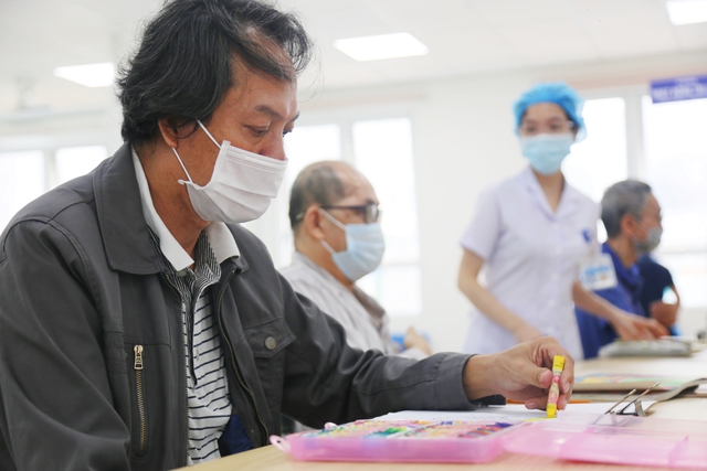 Lớp học vẽ trong BV An Bình: Nơi giúp bệnh nhân tổn thương não tìm lại khát vọng sống - Ảnh 8.