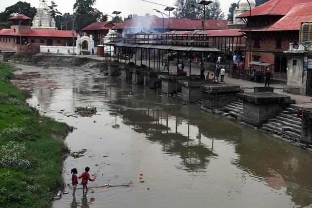 Cư dân thành phố nghèo nhất Nam Á đang chịu hậu quả nặng nề của lũ lụt - Ảnh 1.